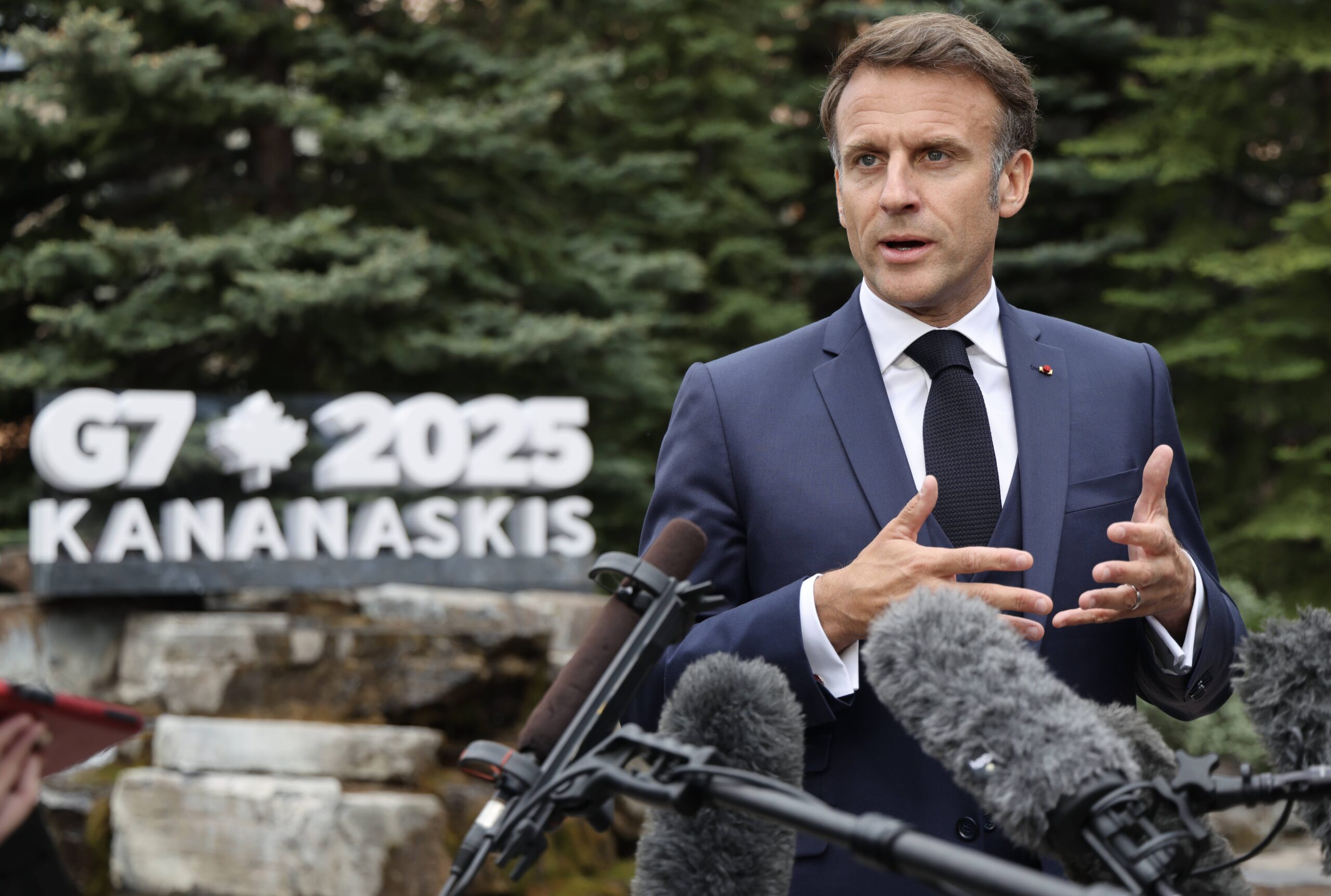 Macron: “İran’da rejim değişikliği Orta Doğu’da kaosa yol açar”