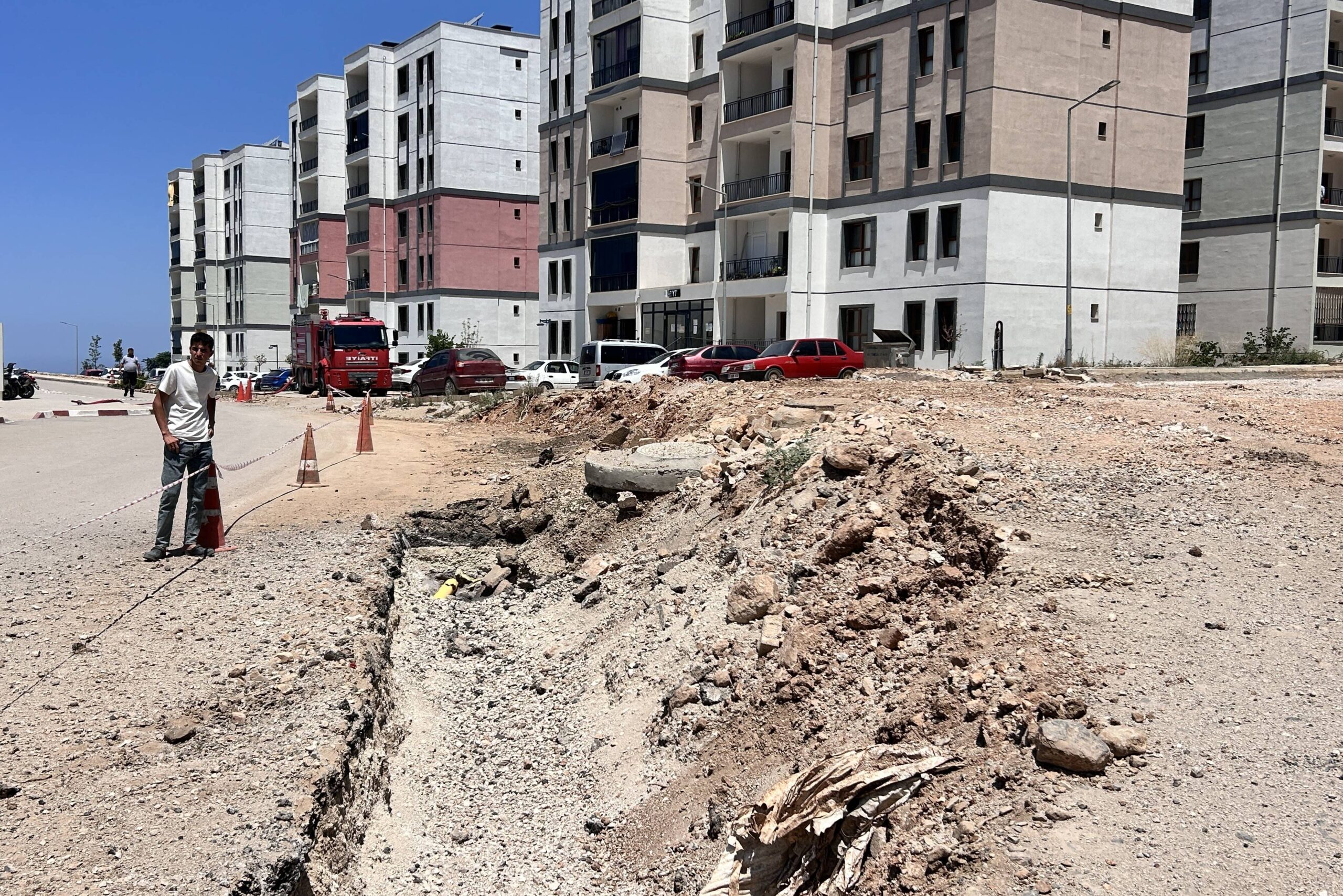 Yol çalışması esnasında yaşanan patlama hastanede paniğe neden oldu