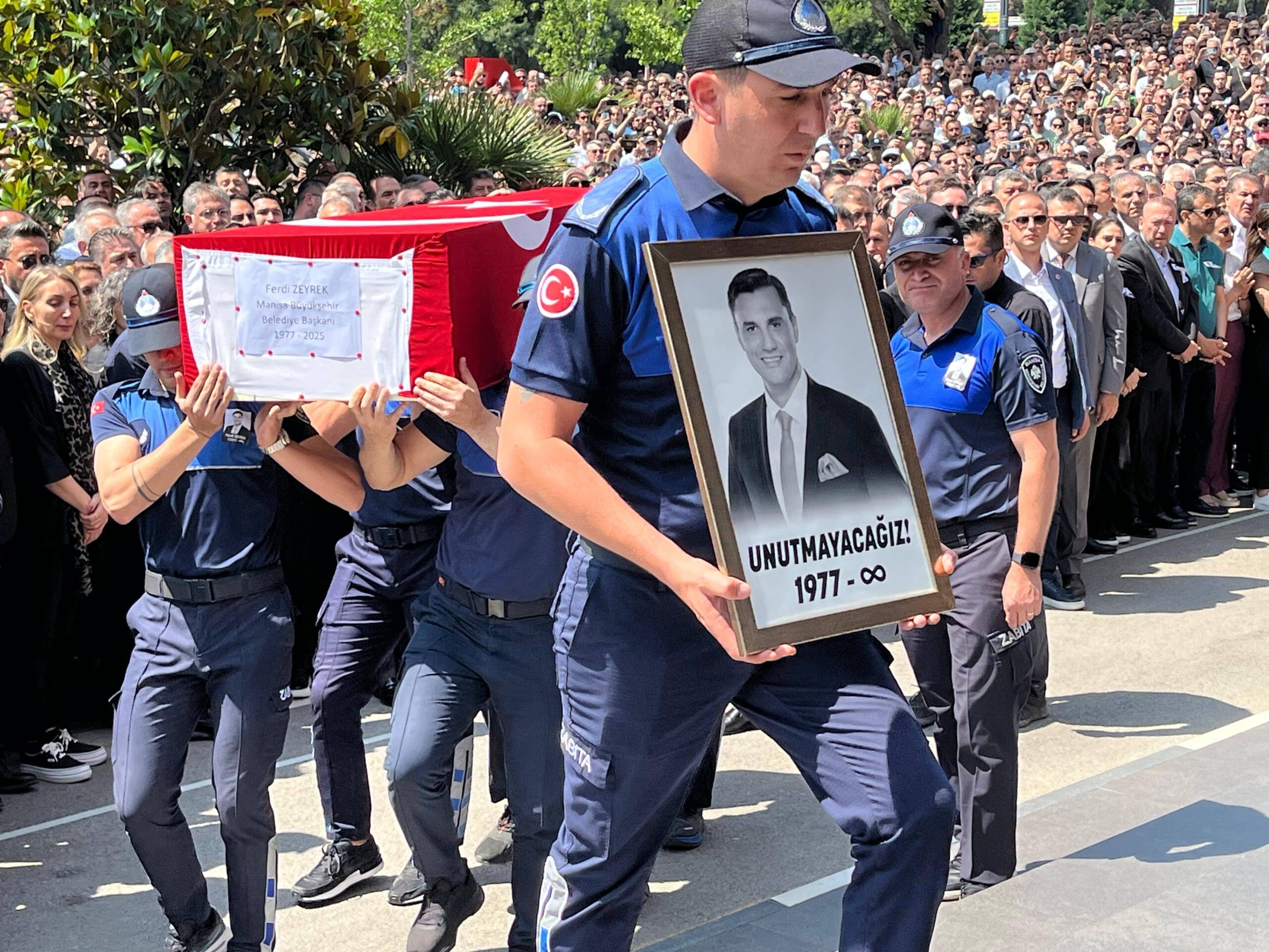 Belediye önünde Başkan Zeyrek’e acı veda