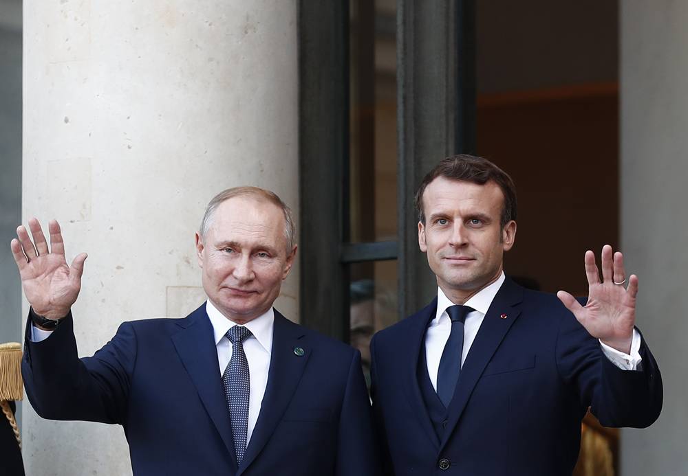 Putin ile Fransız mevkidaşı Macron arasında yaklaşık 3 yılın ardından ilk görüşme