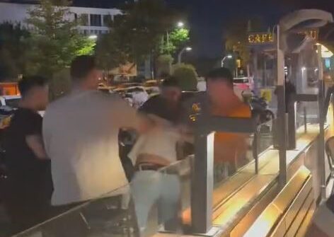 Kahve zincirinde iki grup arasında kavga çıktı, ortalık savaş alanına döndü
