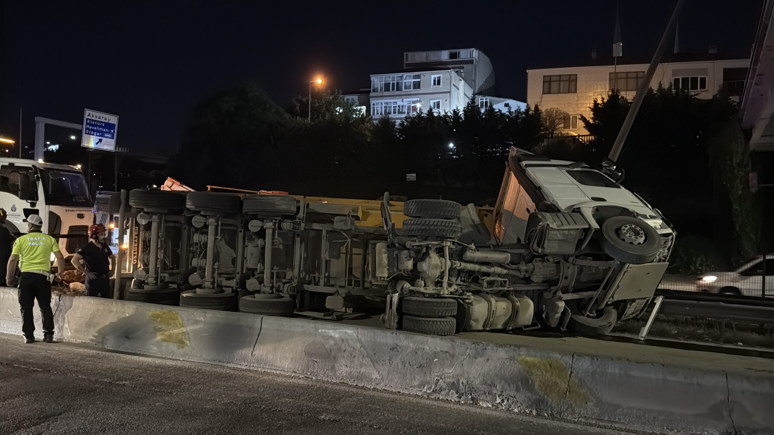 Kağıthane’de moloz yüklü hafriyat kamyonu devrildi: 1 yaralı