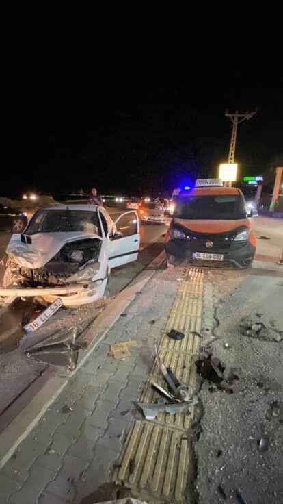 Hatay’da iki otomobil çarpıştı: 2 yaralı