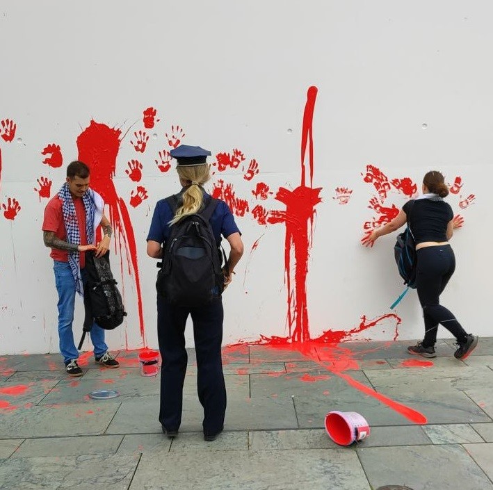 Almanya’da Filistin destekçileri başbakanlık binasını kırmızıya boyadı