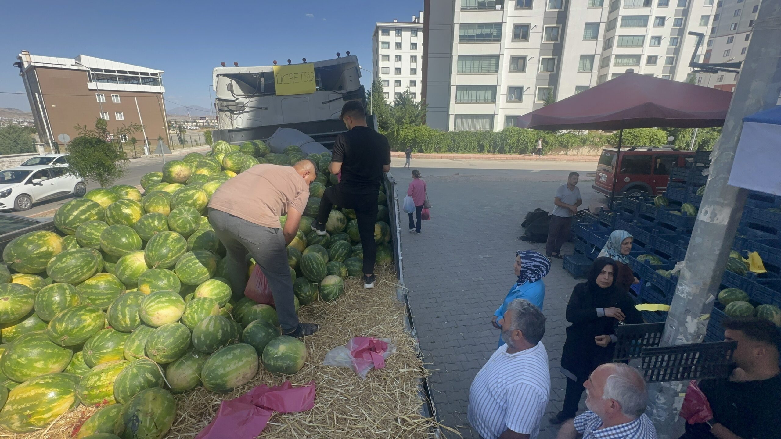 Elazığlı esnaf 30 ton karpuzu ücretsiz dağıttı