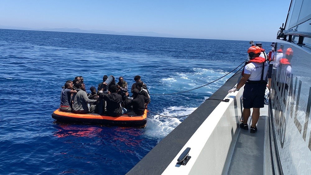 Sahil Güvenlik, geri itilen 24 göçmeni kurtardı