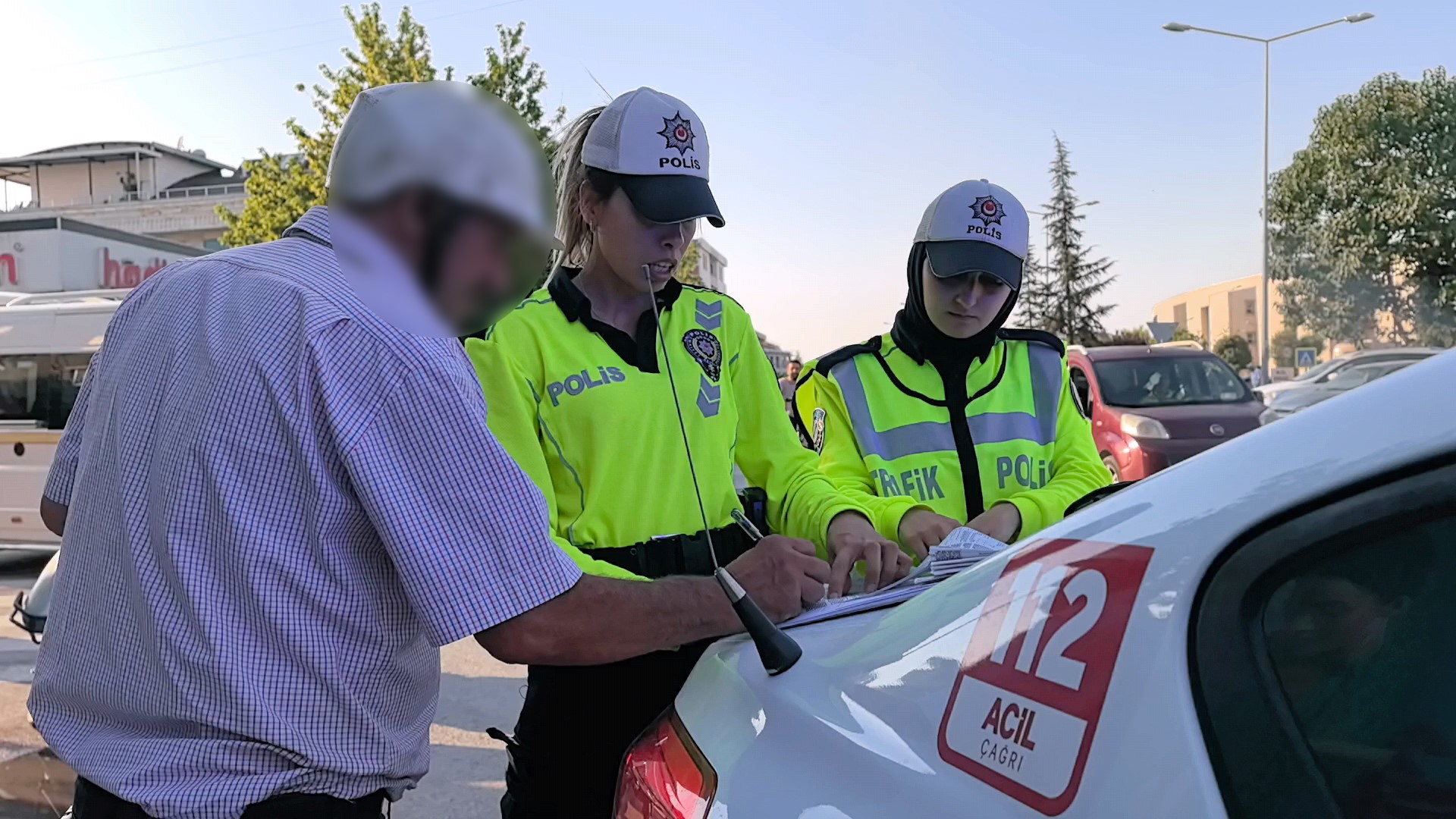 Alkollü sürücü polise yakalandı: “Sanki cinayet mi işledik 5 tane kağıt imzalattın”