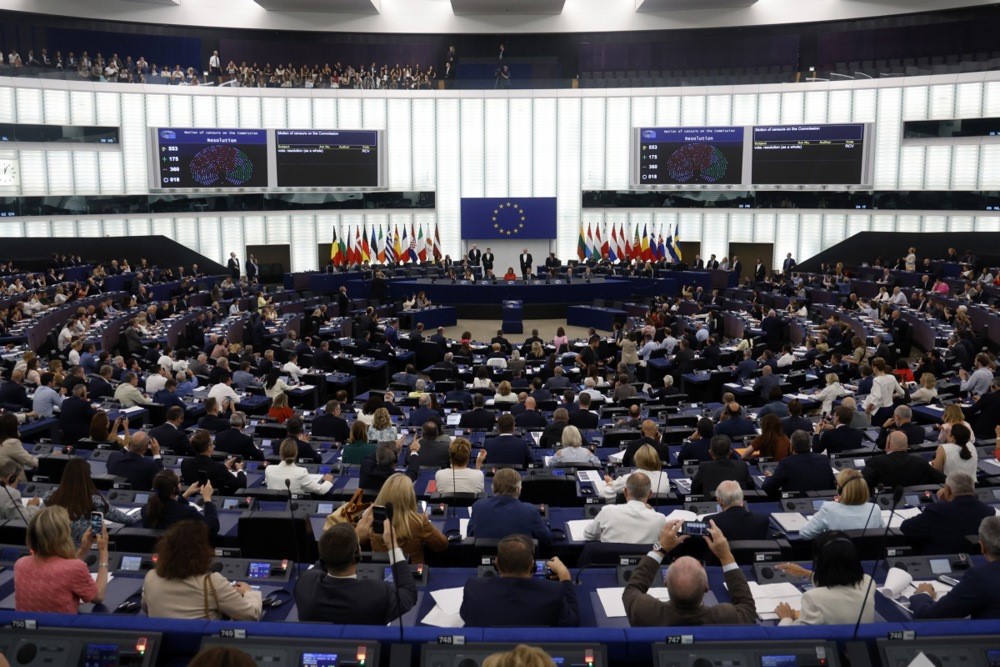 AB Komisyonu Başkanı von der Leyen, Avrupa Parlamentosu’ndaki güvensizlik oylamasından geçti