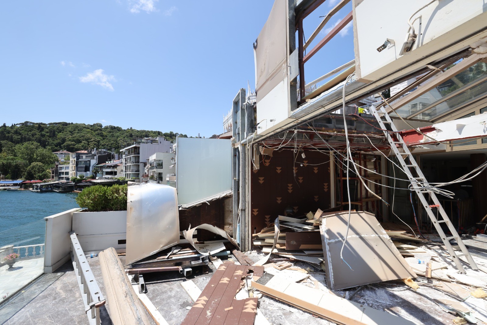 Boğaz’daki kaçak yapıların yıkımına başlandı: İlk durak tarihi pastane oldu