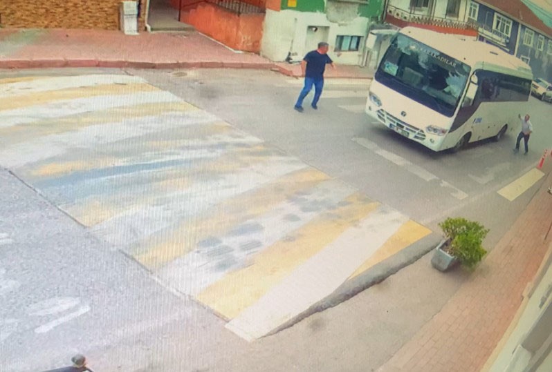 Minibüsün altında kalan yaşlı adam ağır yaralandı