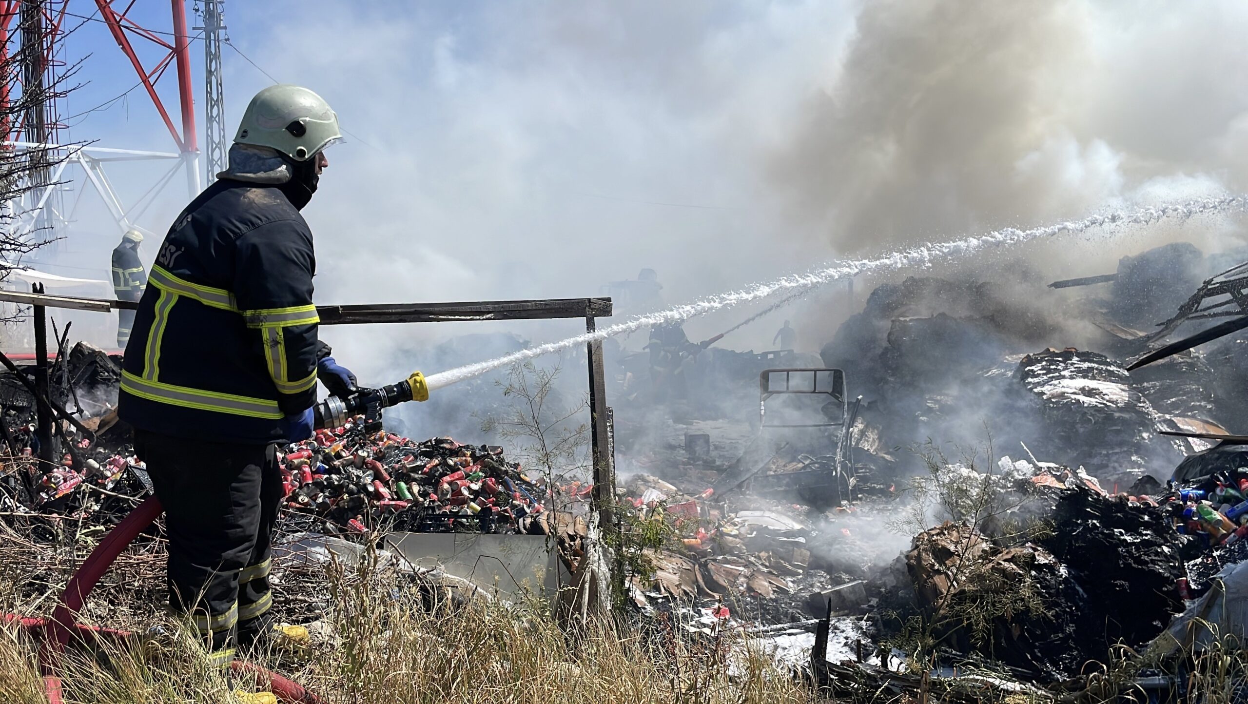 Sivas’ta atık malzemeler alev aldı, dumanı gökyüzünü kapladı