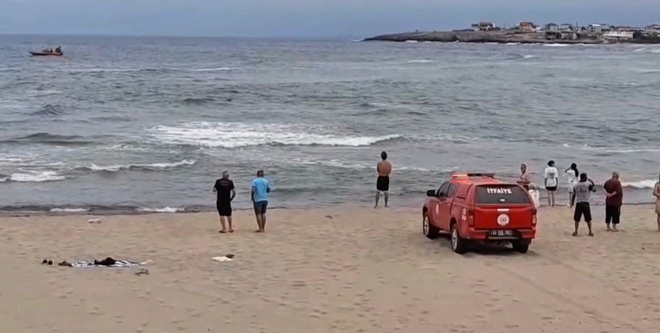 Denizde boğulma tehlikesi geçiren 2 kişi kurtarıldı, 1 kişi kayboldu