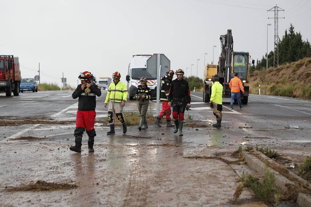 İspanya’da sel: Araçlar yollarda mahsur kaldı