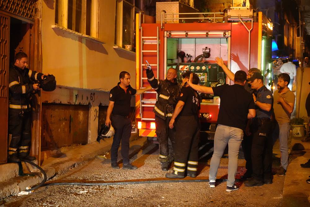 Samsun’da 3 katlı binada yangın: 3 kişi dumandan etkilendi