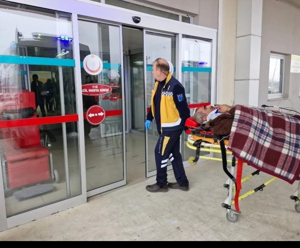 Tırpanla ot biçerken parmağını kopardı