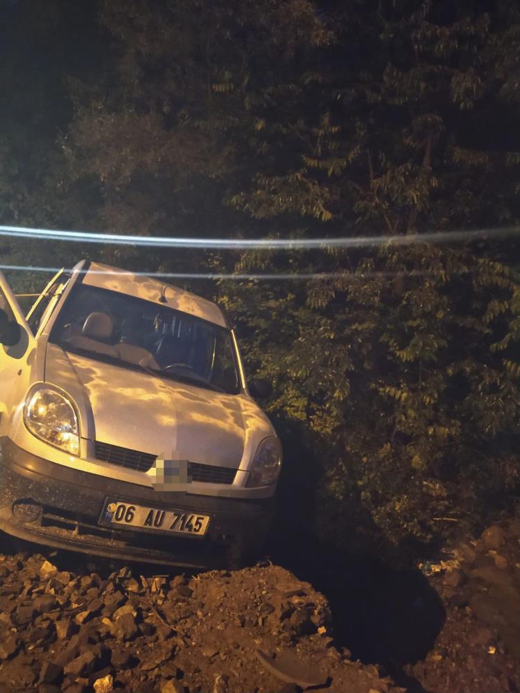 Bozuk yolu fark etmeyen sürücü şarampole düştü