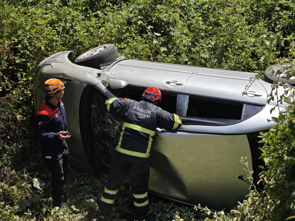 Bilecik’te kontrolden çıkan otomobil dere yatağına yuvarlandı, 3 yaralı