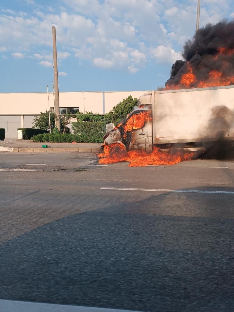 Seyir halindeki kamyonet bir anda alev topuna döndü