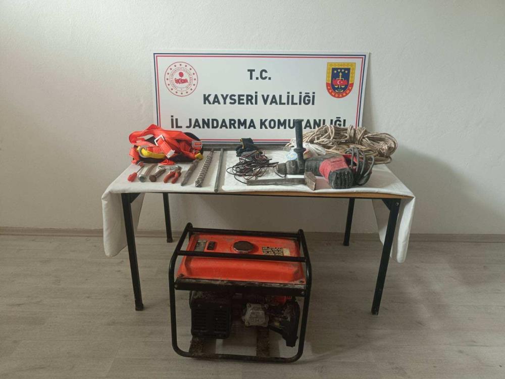 Kaçak kazı yapan 3 kişi yakalandı