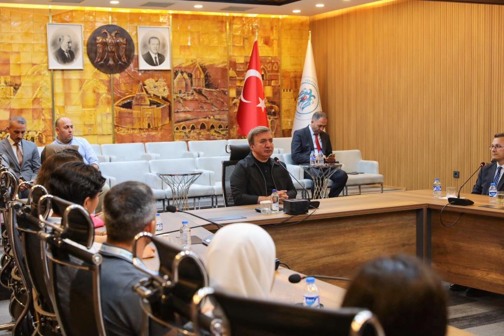 Vali Aydoğdu 12 farklı ülkeden Erzincan’a gelen 14 öğrenciyi ağırladı