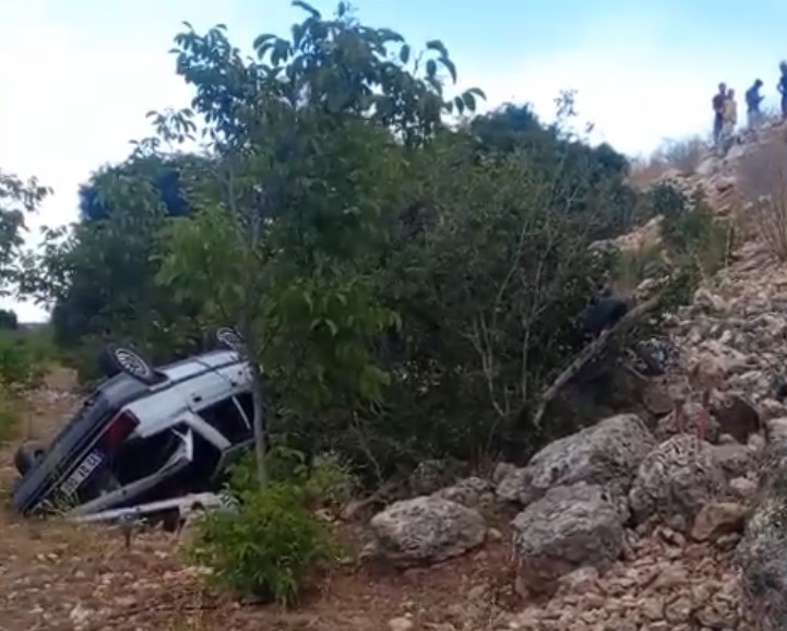 Otomobil şarampole yuvarlandı: 3 yaralı