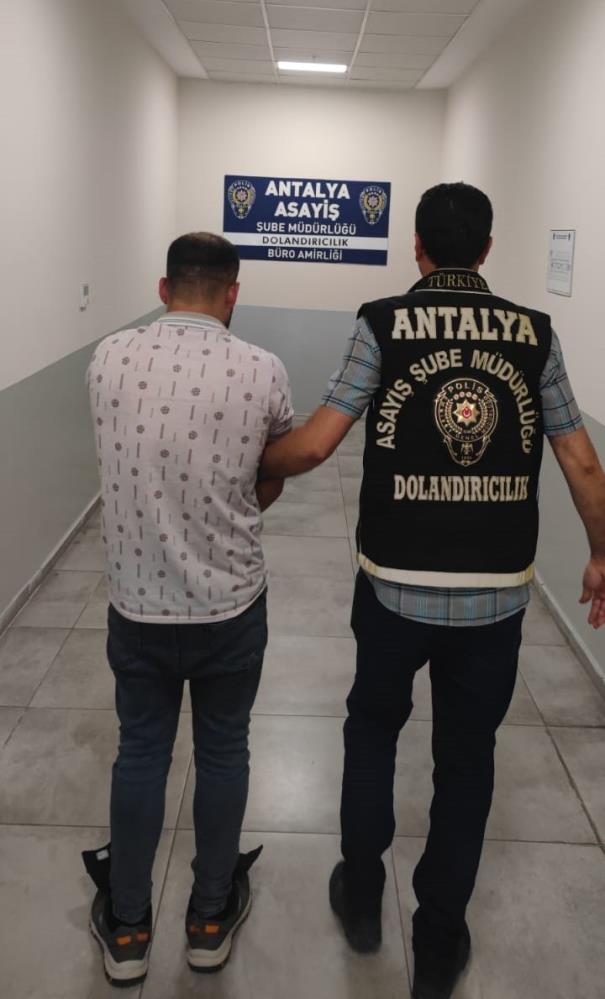 Antalya’da kendisini istihbarat görevlisi olarak tanıtan şahıs dolandırıcılıktan tutuklandı