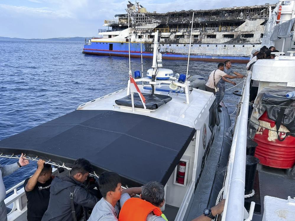 Endonezya’ya 3 kişinin öldüğü feribot yangınında 568 kişi kurtarıldı