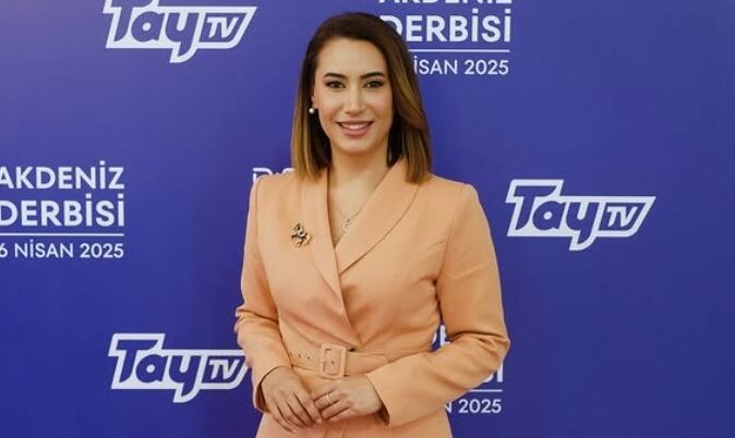 Evinde ölü bulunan yarış spikeri toprağa verildi
