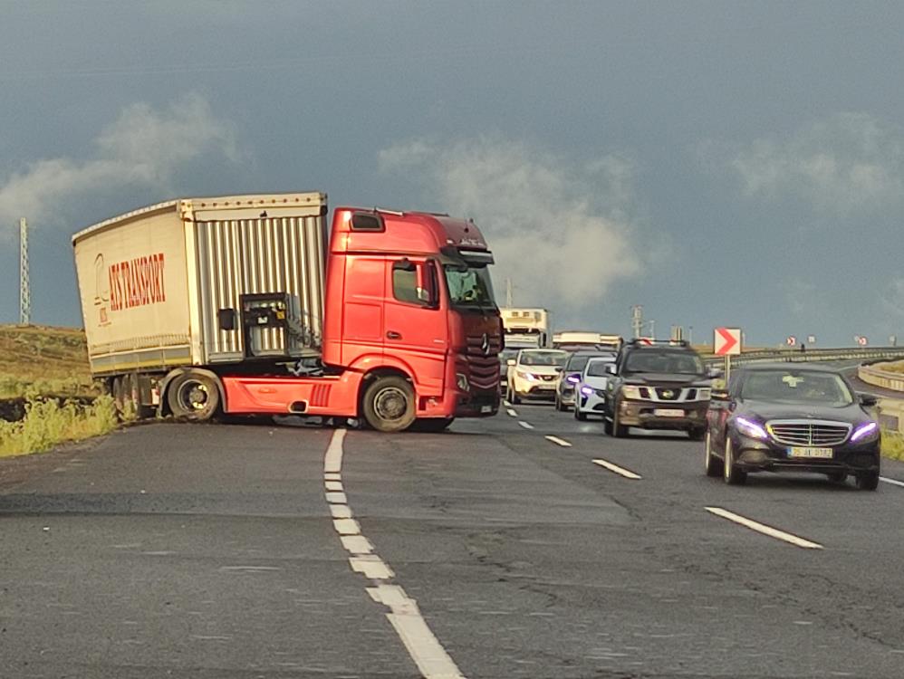 Kayan tır yolu kapattı: 4 kilometrelik kuyruk oluştu