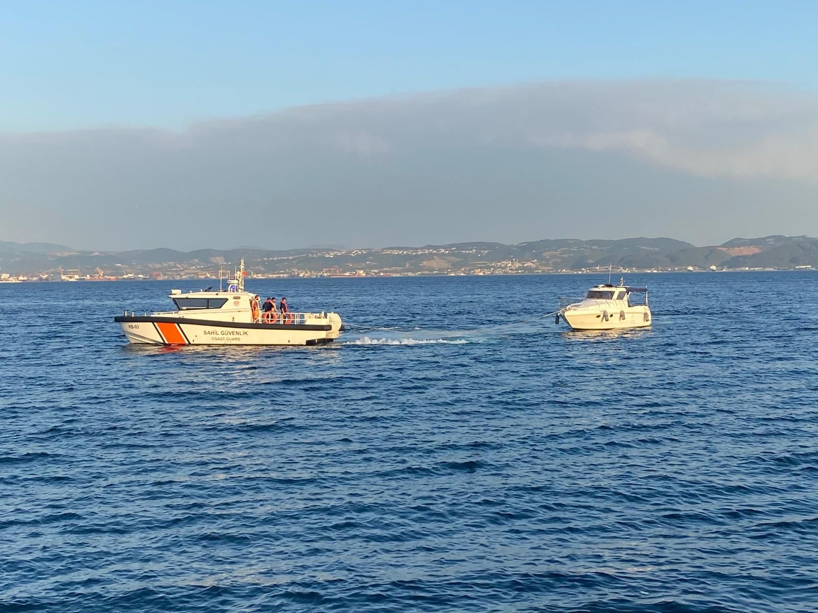 Tekne faciası son anda önlendi: 3 kişiyi boğulmaktan sahil güvenlik kurtardı