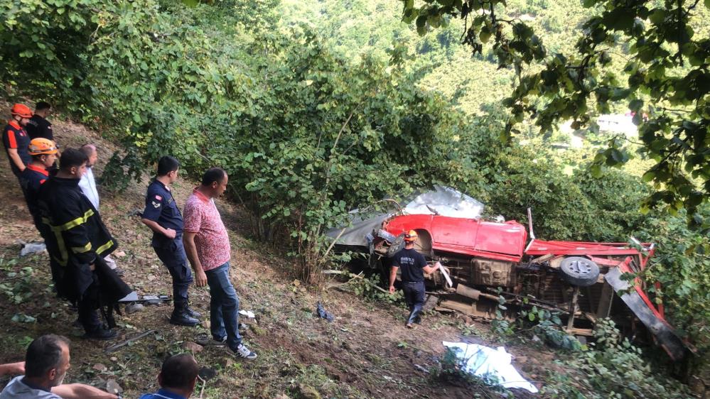 Giresun’da fındık işçilerini taşıyan araç şarampole yuvarlandı: 1 ölü, 9 yaralı