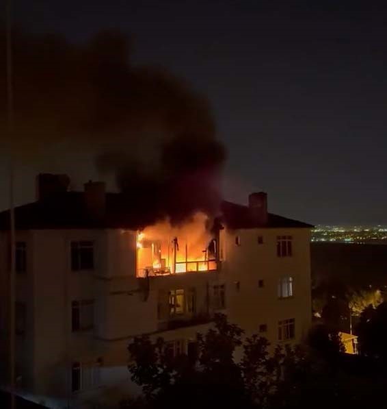 Avcılar Firuzköy’de panik anları: Sıcağa dayanamayan buzdolabı alev alev yandı