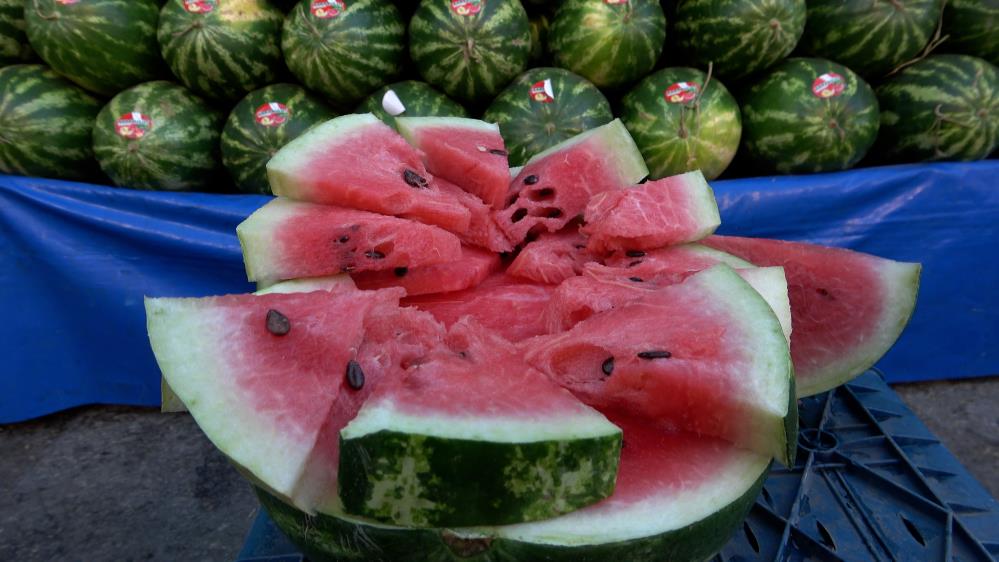 Karpuzun yıkanmadan kesilmesi “salmonella” riskini artırıyor
