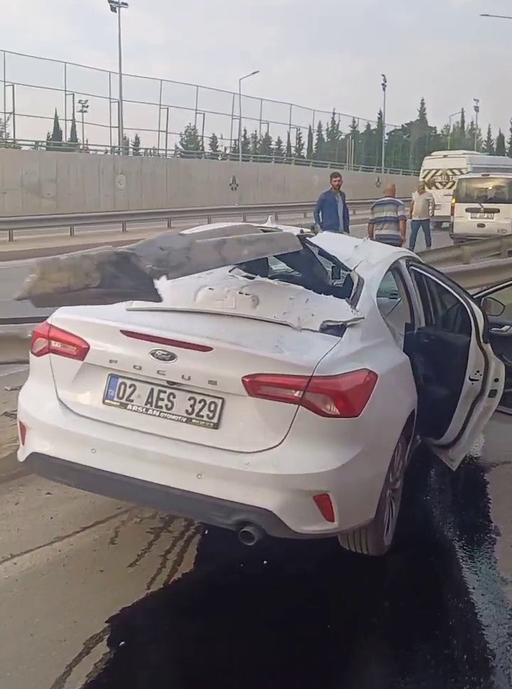 Otomobil bariyerlere girdi