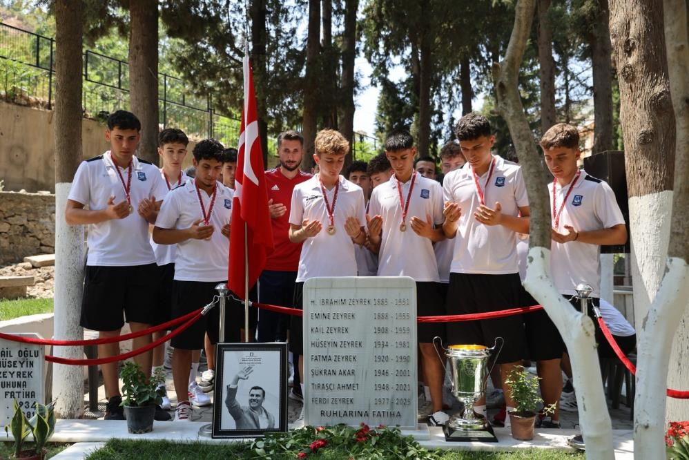 Yunusemre’nin U17’leri şampiyonluk kupasıyla Ferdi Zeyrek’in mezarına gitti