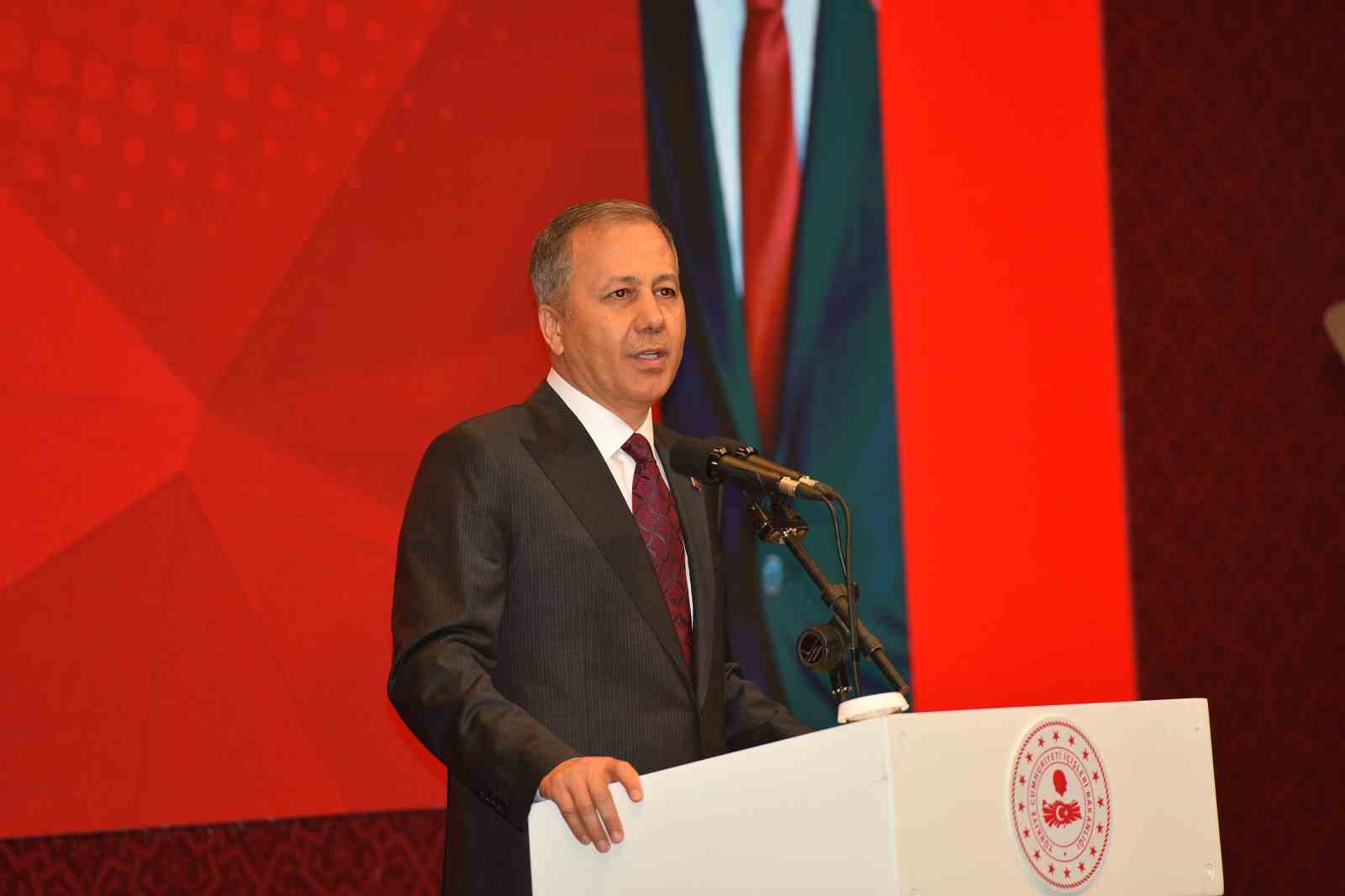 İçişleri Bakanı Yerlikaya: “Kırmızı bültenle aradığımız 8, ulusal seviyede aradığımız 1 suçluyu ülkemize getirdik”