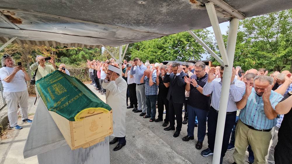 Gazeteci Cem Küçük’ün babası son yolculuğuna uğurlandı