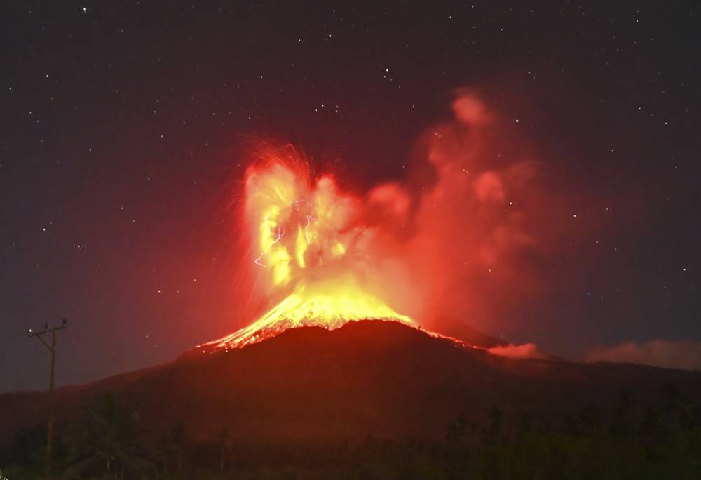 Lewotobi Laki-Laki Yanardağı patladı
