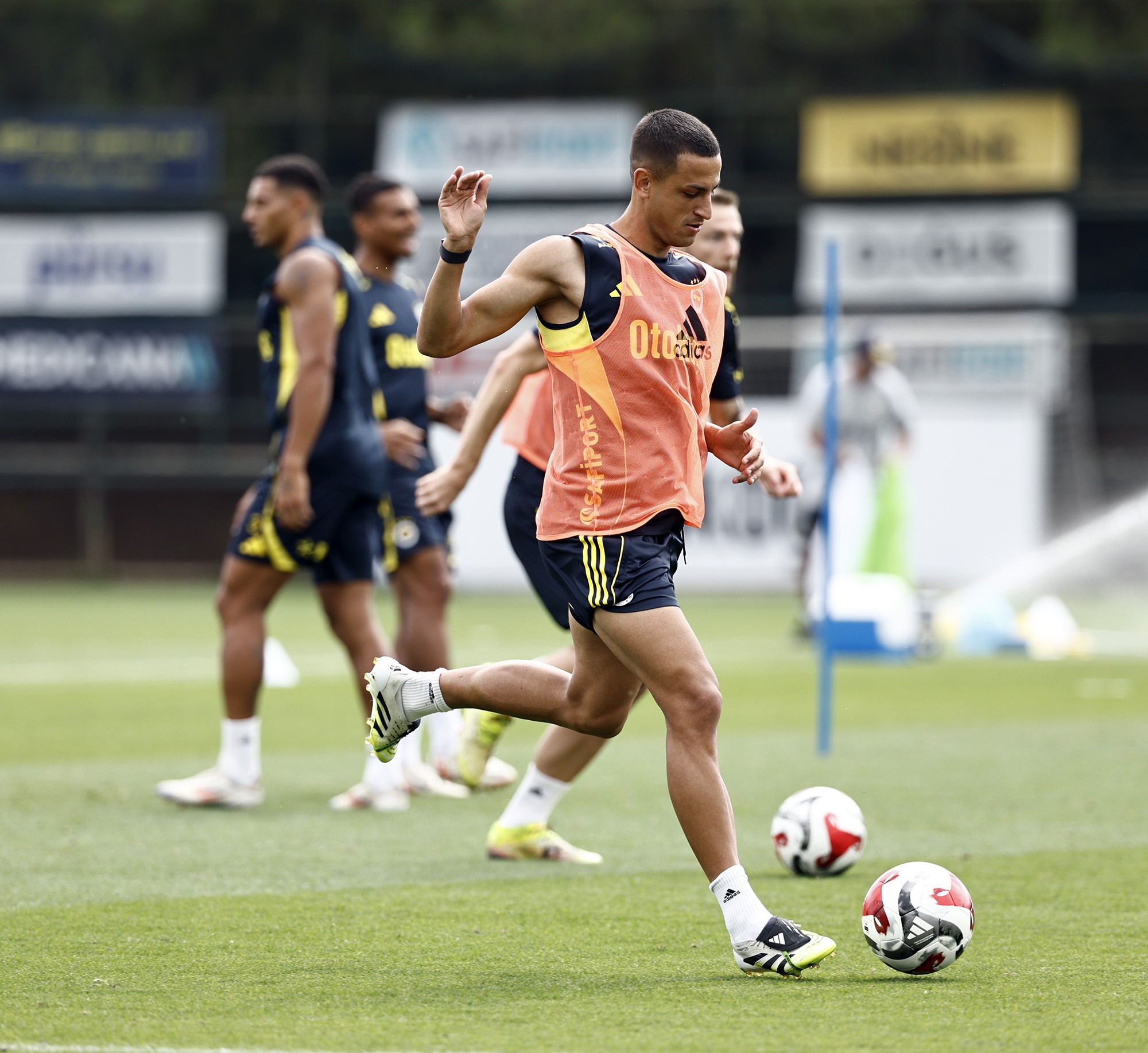 Fenerbahçe, Feyenoord maçı hazırlıklarına hız kesmeden devam ediyor