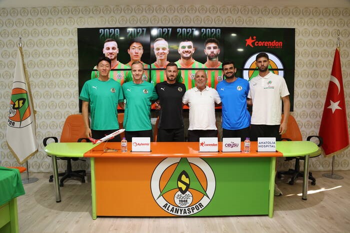 Alanyaspor, sözleşmesini uzattığı oyuncular için imza töreni düzenledi