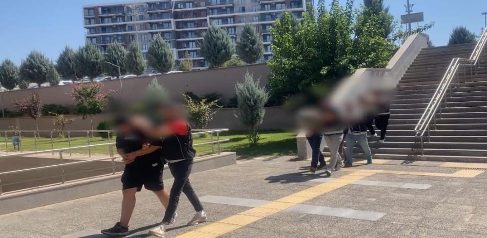 Batman’da durdurulan iki otomobilden kilolarca uyuşturucu çıktı: 4 tutuklama