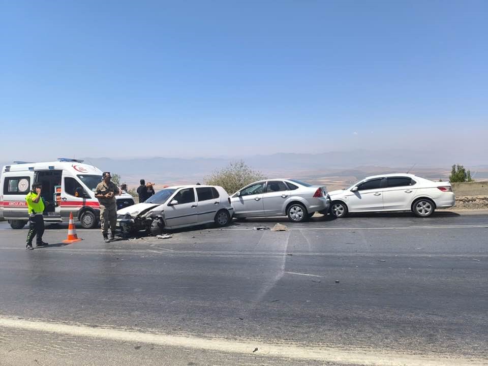 Gaziantep’te dört aracın karıştığı zincirleme kaza: 9 yaralı