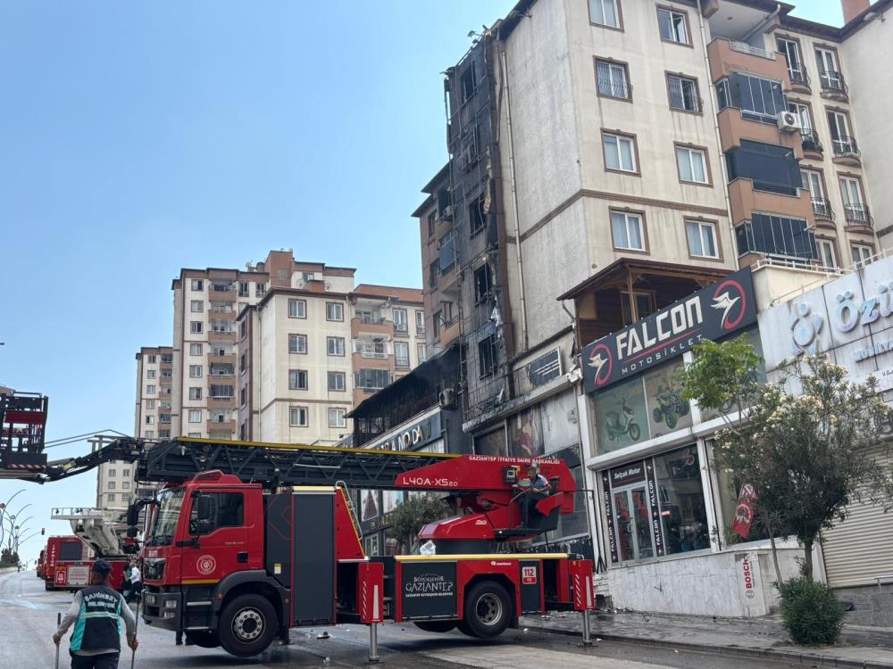 Binanın alt katındaki dükkanda çıkan yangında dumandan etkilenen 15 kişi yaralandı
