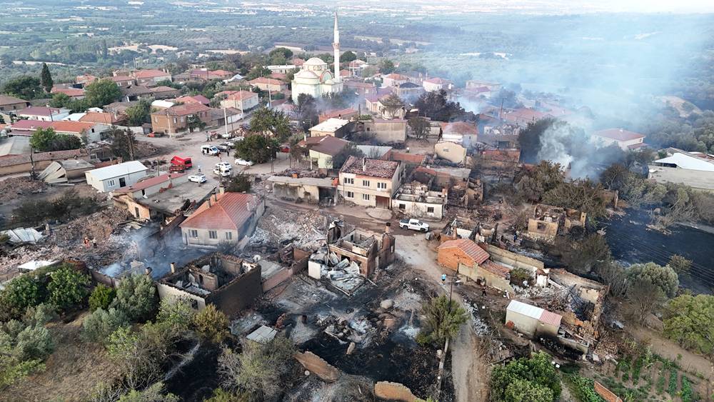 Çanakkele’de boşaltıldıktan sonra alevlere teslim olan köy böyle görüntülendi