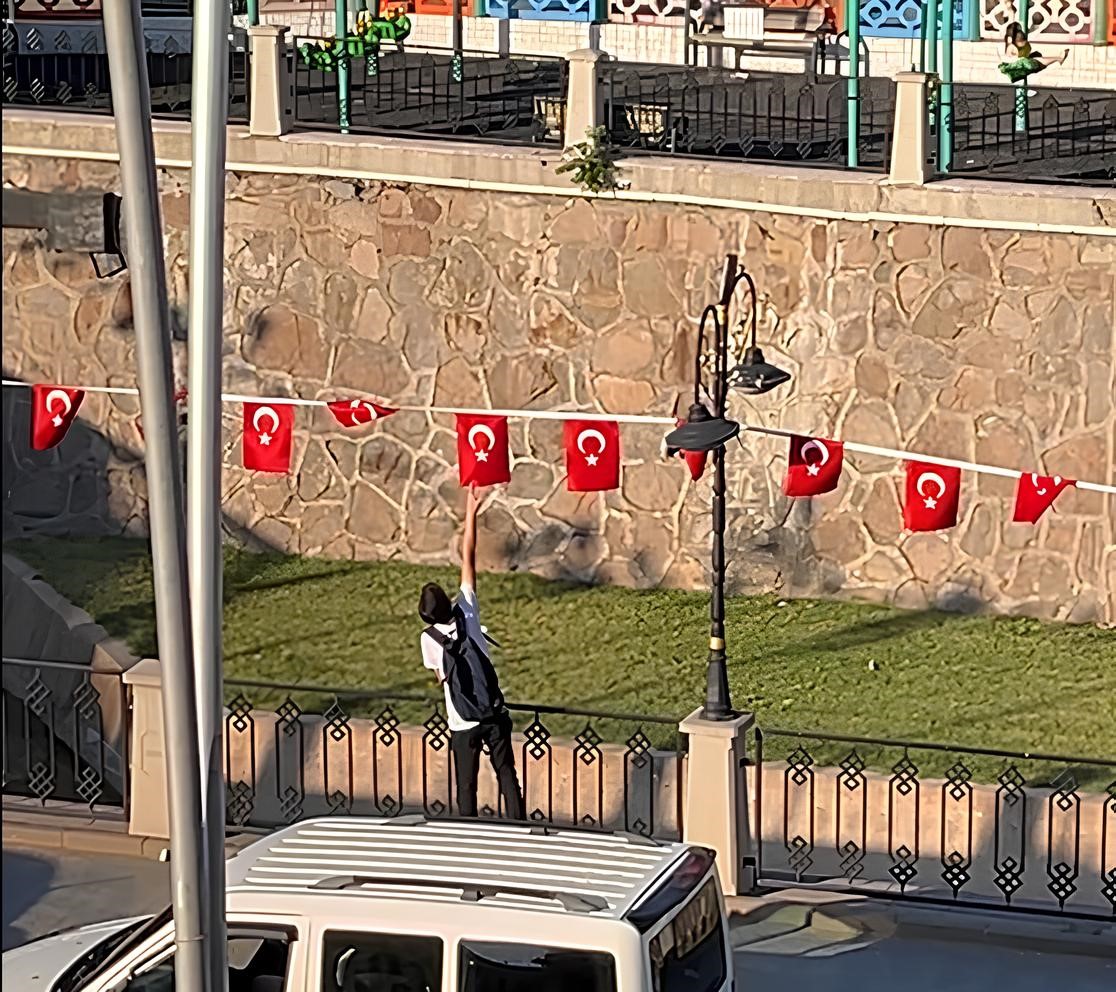 Çankırı’da çocuğun bayrak hassasiyeti kamerada