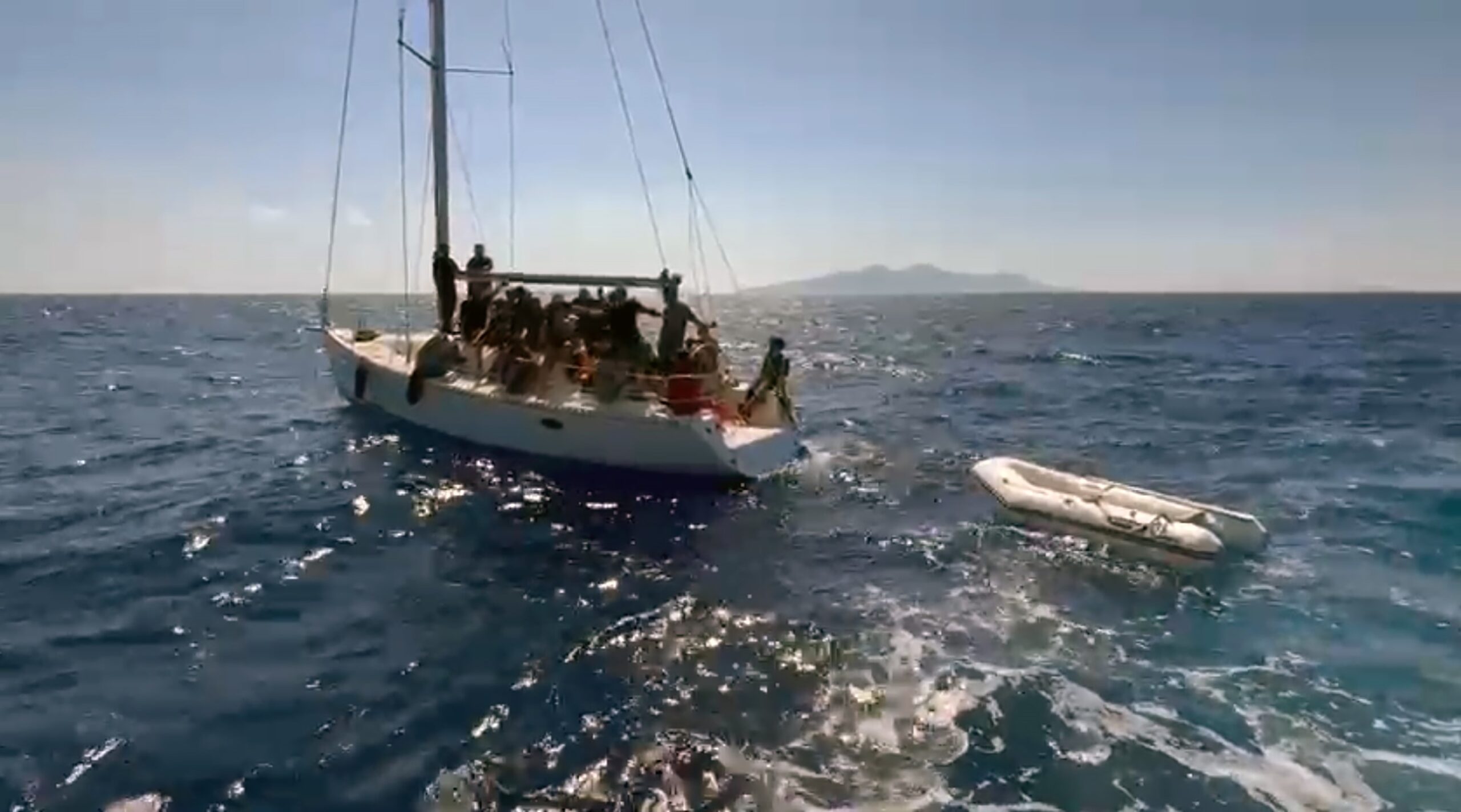 Datça açıklarında sürüklenen yelkenli teknedeki 43 düzensiz göçmen kurtarıldı