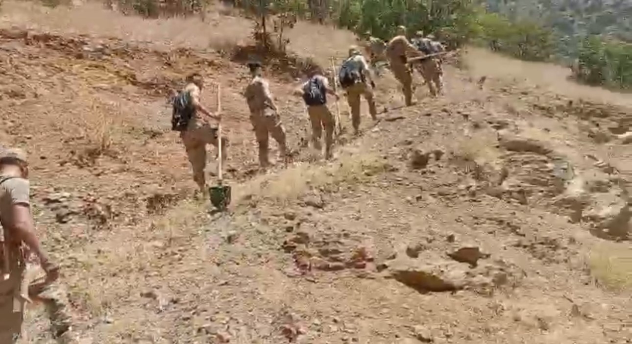 Hakkari’deki orman yangınlarında askerler ve köylüler seferber oldu