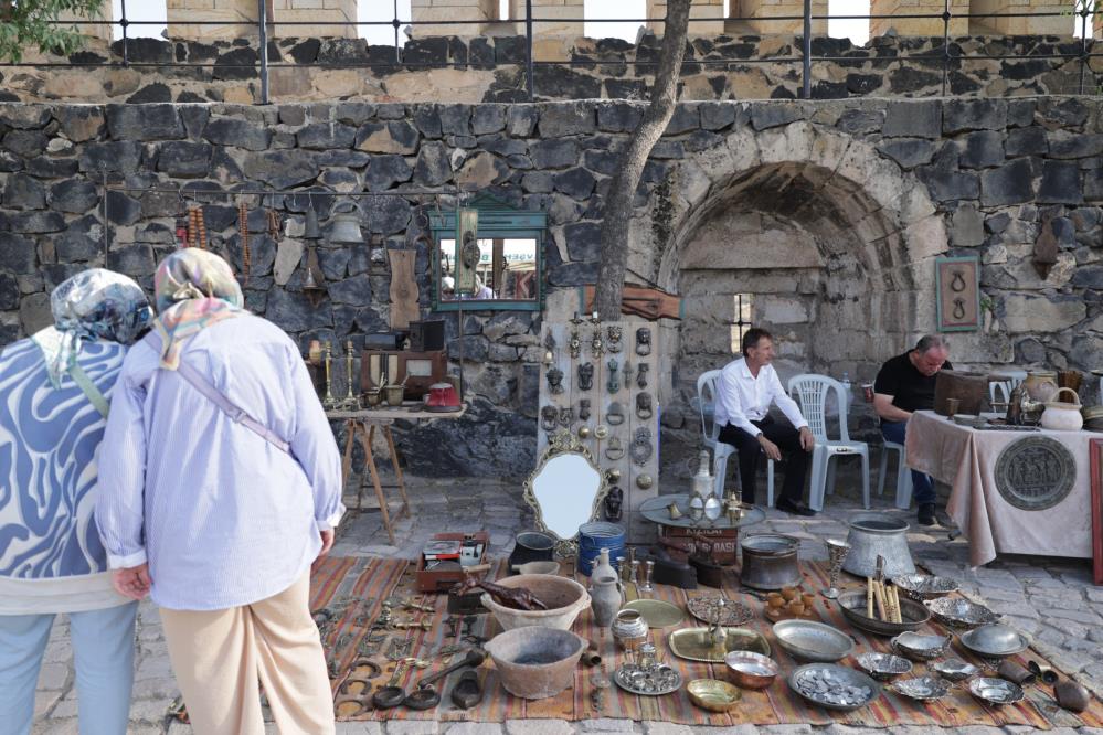 Tarihi kale, ilk kez bir antika pazarına ev sahipliği yaptı