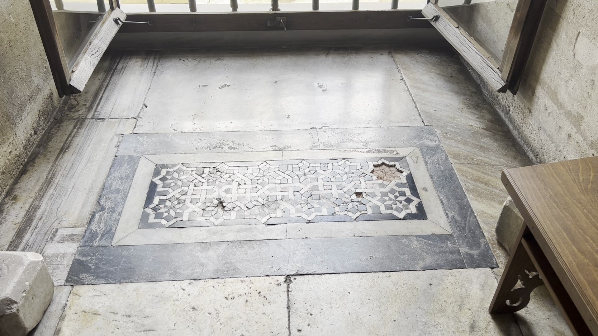 Tarihi Süleymaniye Camii’nde hırsızlık: Mozaik taşların çalındığı iddiası