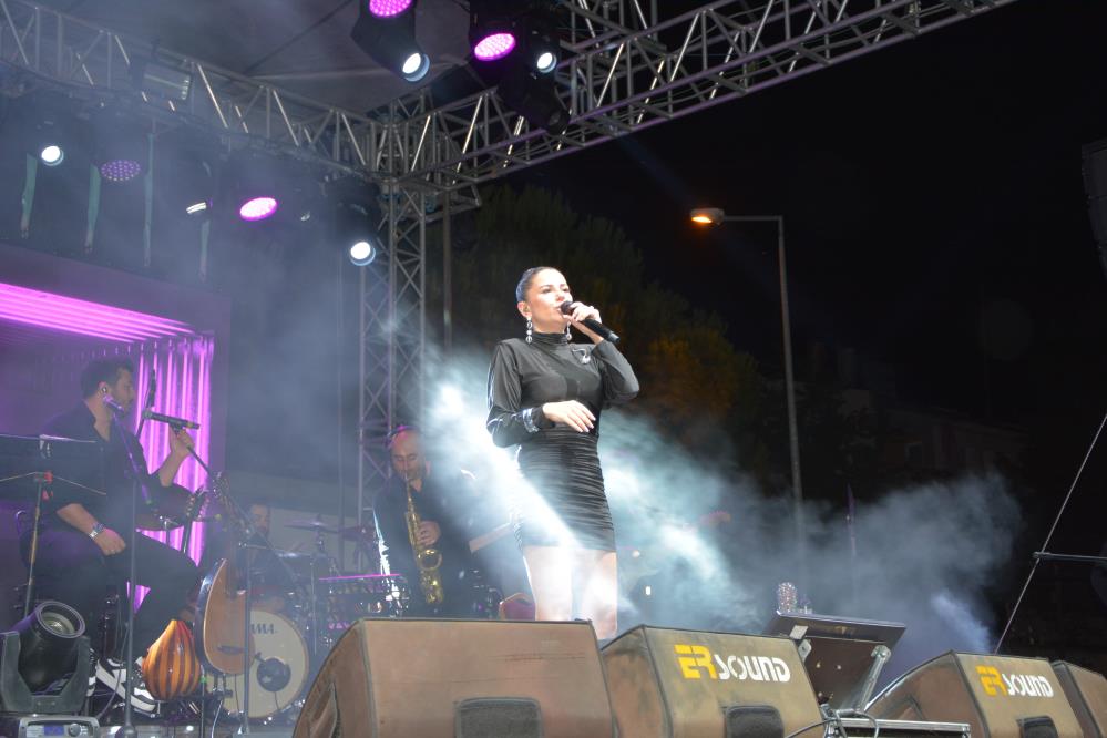 Demirci Kurtuluş Festivali’nde Merve Özbey sahne aldı